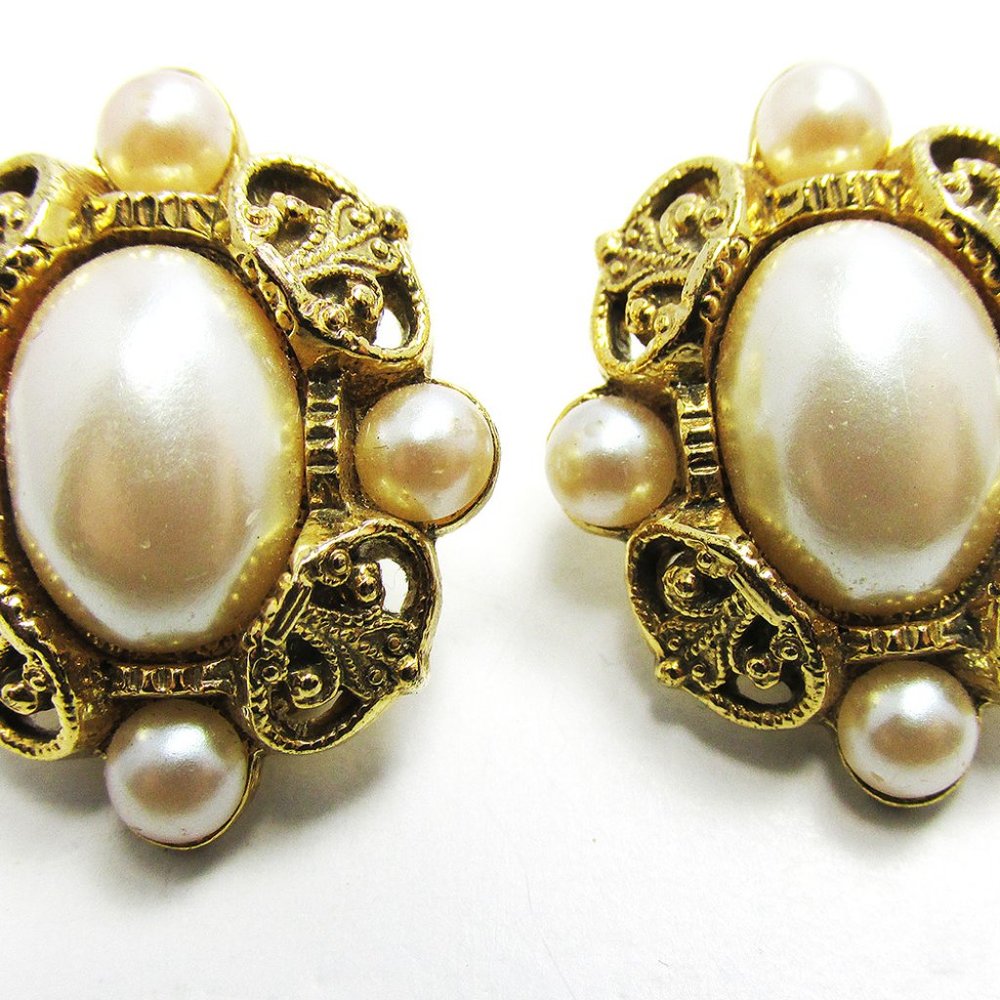 Jewelry Vintage 1970s Contemporary Style Pearl Clip-On Earrings